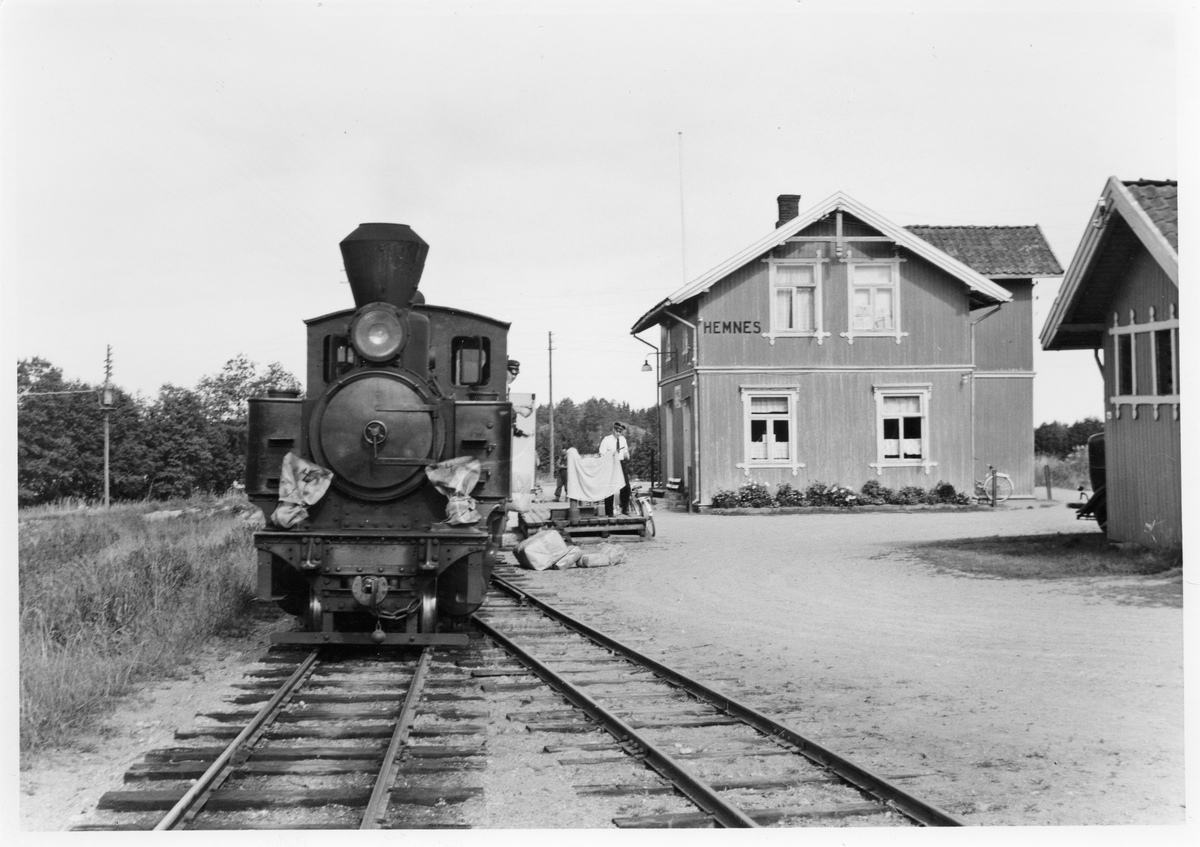 Lok 4 Setskogen avventer avgang fra Hemnes stasjon. Stykkgods/reisegods losses fra toget.