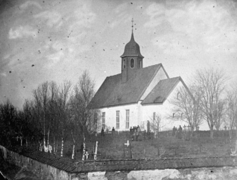 Løten kirke, kirkegård, eksteriør før påbygget som kom i 1873,