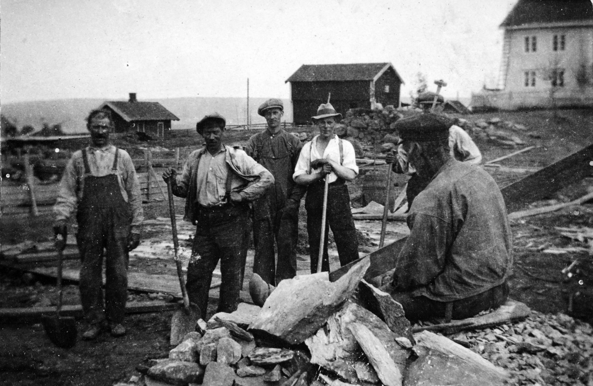 Bryhni, nordre, ukjente arbeidere, redskaper, gjennoppbygging av låven etter brannen i 1923. 