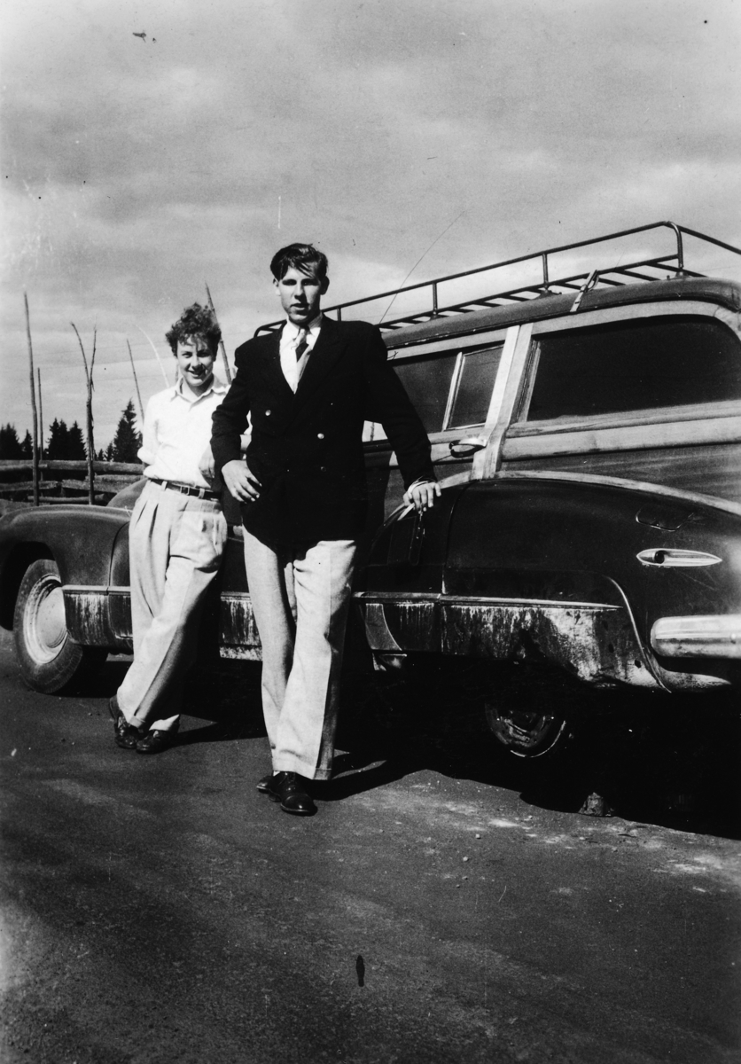 Bildet er tatt ved Frydenlund i Vallset ca. 1950. T. v ukjent og t. h Bjarne Frydenlund. Buick Station wagon 1948.