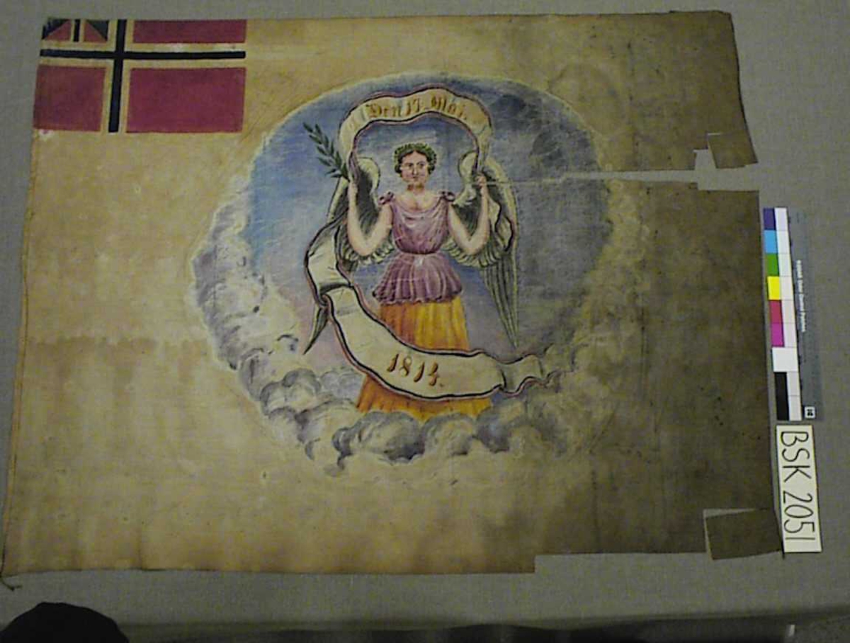 Framside:
Tekst: "Den 17 maj 1814"
Motiv: Flagget i øvre venstre hjørne, med rest av "sildesalat".
Engel i "rund" form med skyer som innramming nederst.

Bakside:
Fanen er enkel. Trolig gjennomslag fra retten.