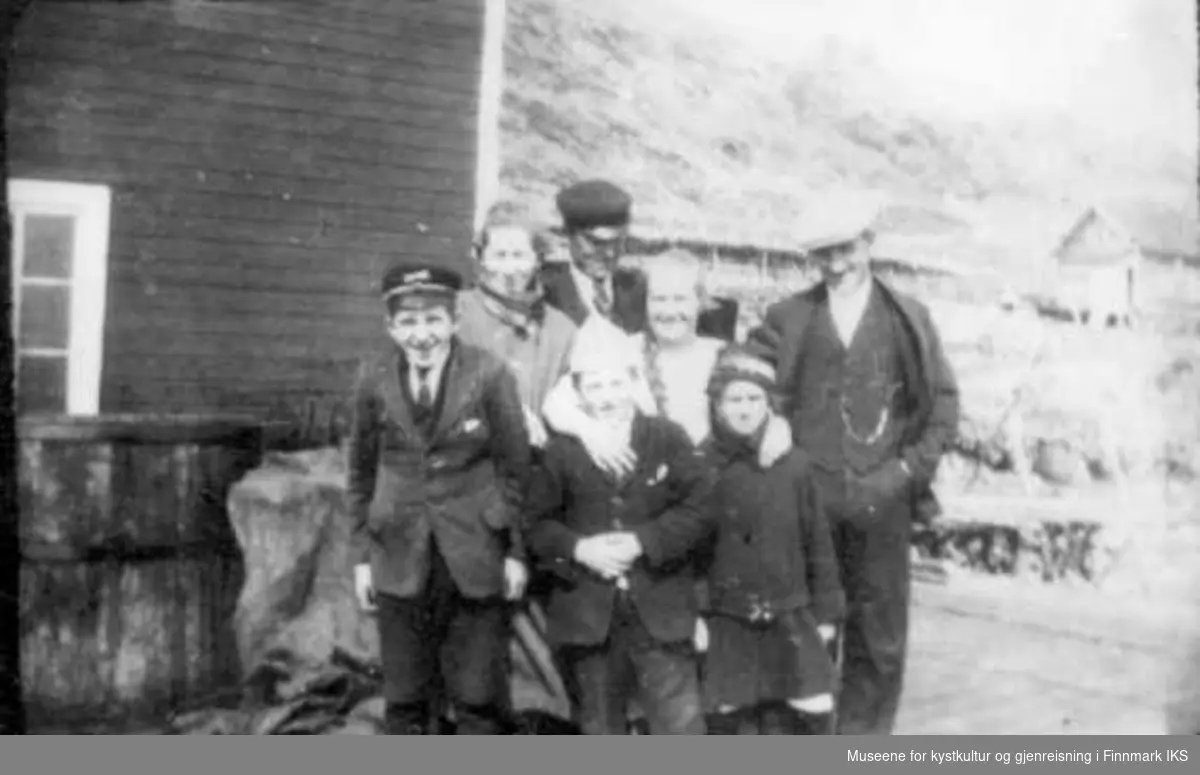 Utenfor månedskarstuen "Branok" . Foran fra venstre: Harald(telegrafbud), Trygg og Aud Guldbrandsen. Bakerst fra venstre: Kokka Bjørg, resten er ukjent, 1924