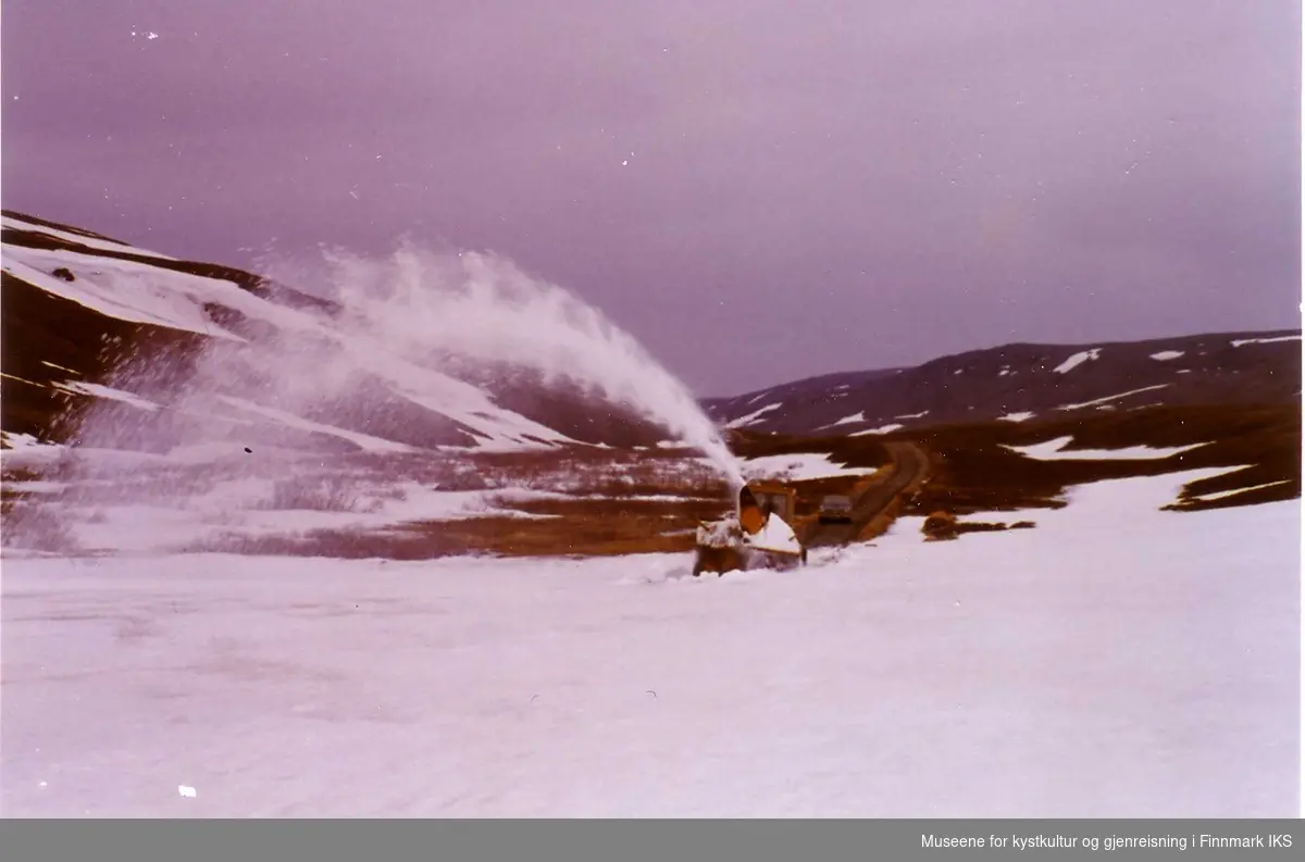 Åpning av veien over Kongsfjordfjellet. Snøfreser er i arbeid.  1972