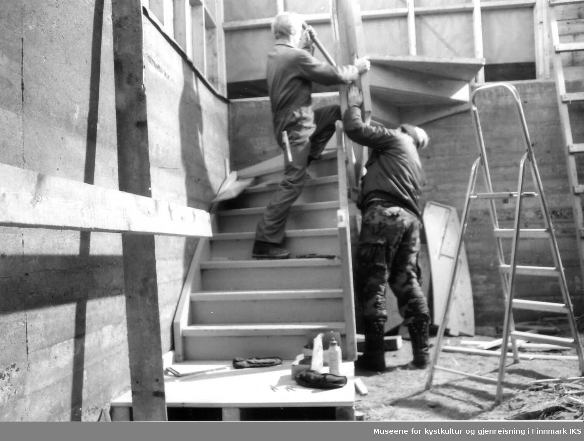 Stig Nylund(til venstre) og Jann Lundmo bygger trappegelender i Pramhuset.
 1991