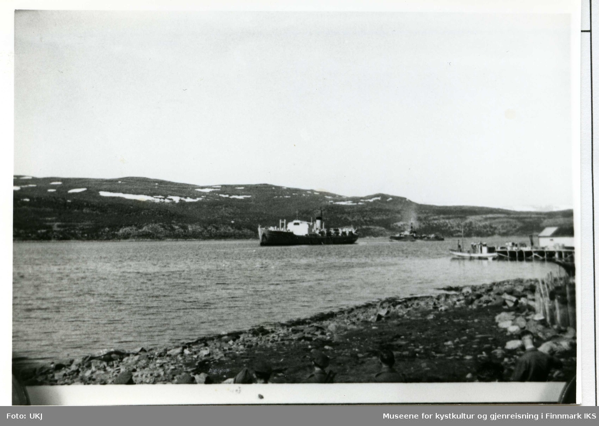 M/S Svalbard 2 under troppetransport Smalfjord - Harstad 1953. Ved kaien ligger prestesköyta.