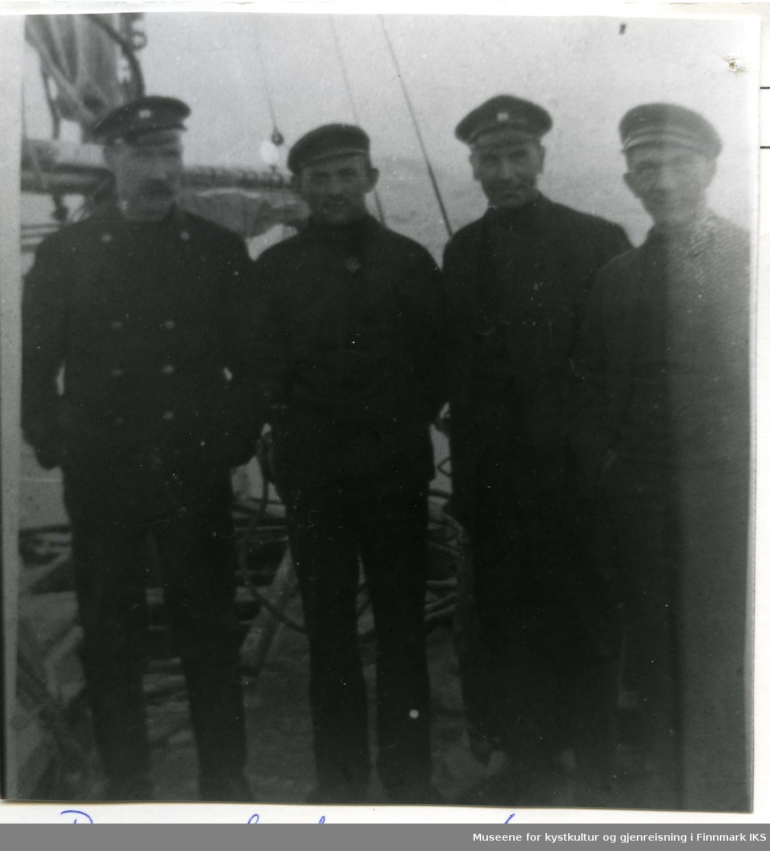 Mannskap på redningsskøyte. 1910. Ingvard Mjöen til venstre.
