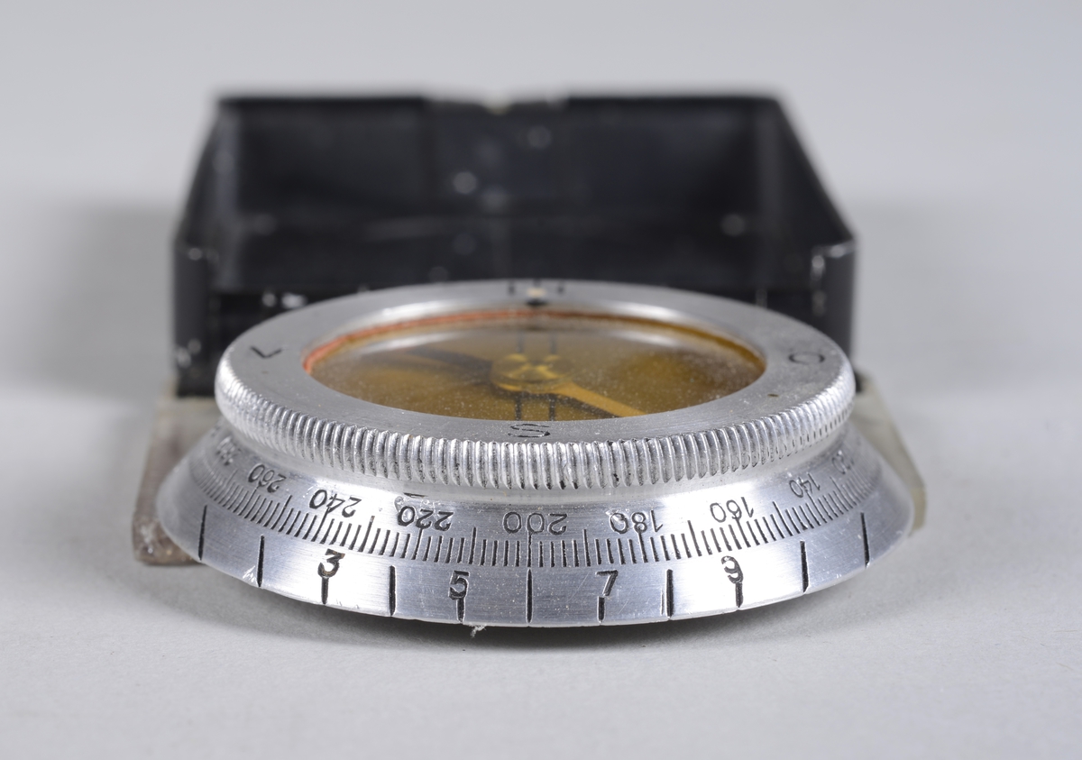 Kompass med beskyttende etui i metall.