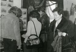 Fire personer på et museum ca 1975.