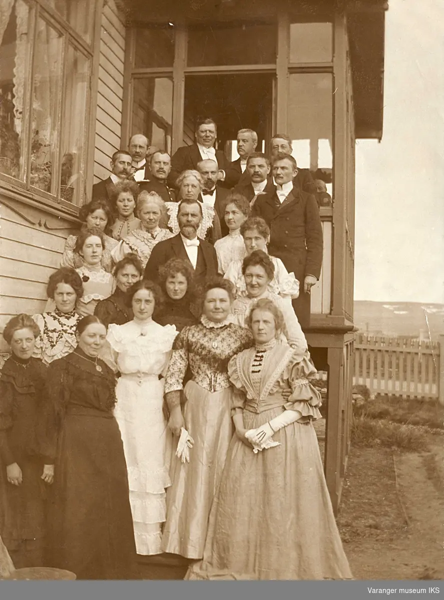Prost Balkes sølvbryllup i 1902. Gjester stående ved trappa i tidligere presteboligen i Hvistendahlsgate.