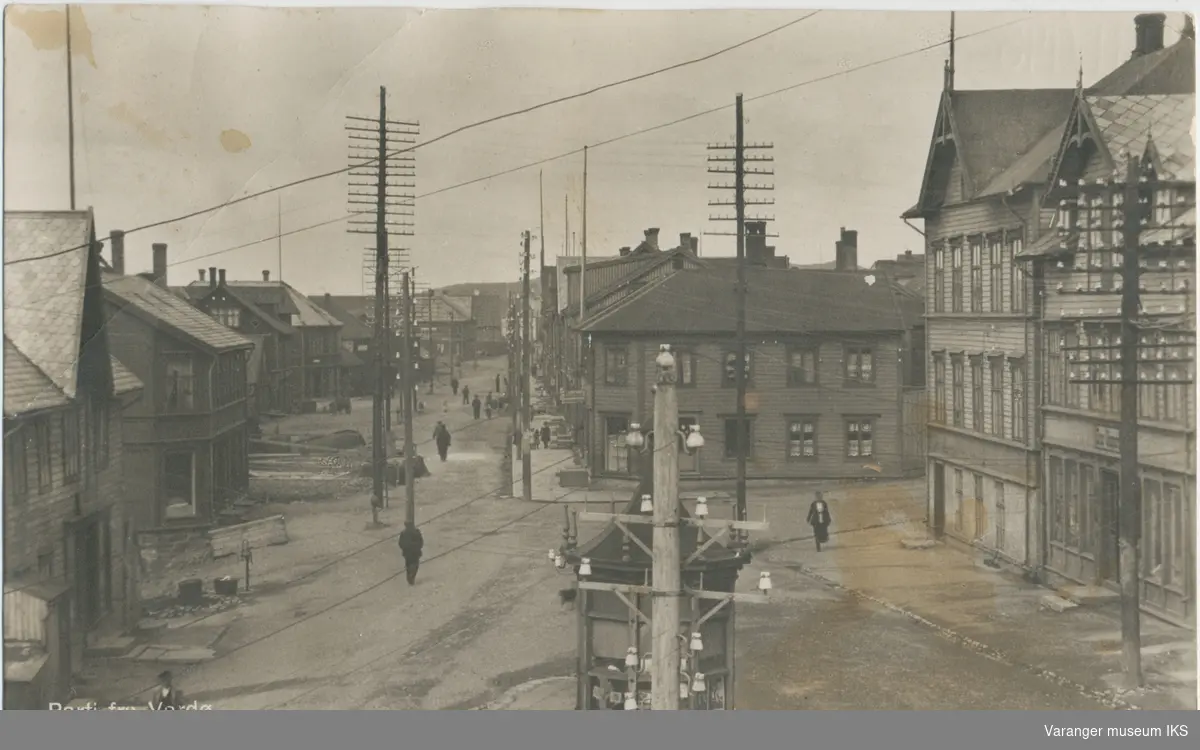 Postkort, "Lilletorget" sett mot nord, Strandgata i bakgrunnen, ca. 1910