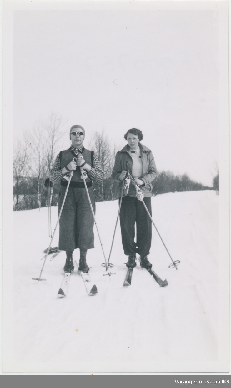 Ida Slettjord og antatt Jørgen Skodje på skitur
