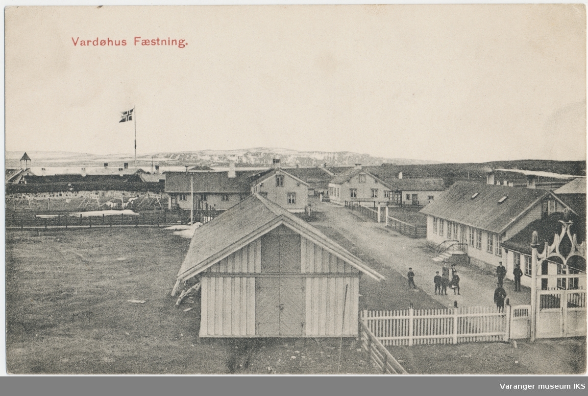 Postkort, Vardøhus Festning, Kongeporten til høyre, fastlandet i bakgrunnen