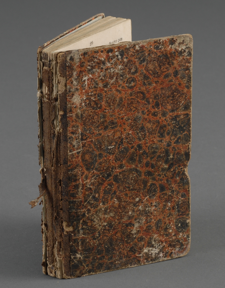 Boken er et halvbind med skinn i ryggen og marmorert perm.
Innholdet er en bygdebeskrivelse
Gotisk skrift
Håndskrift inne i boken
