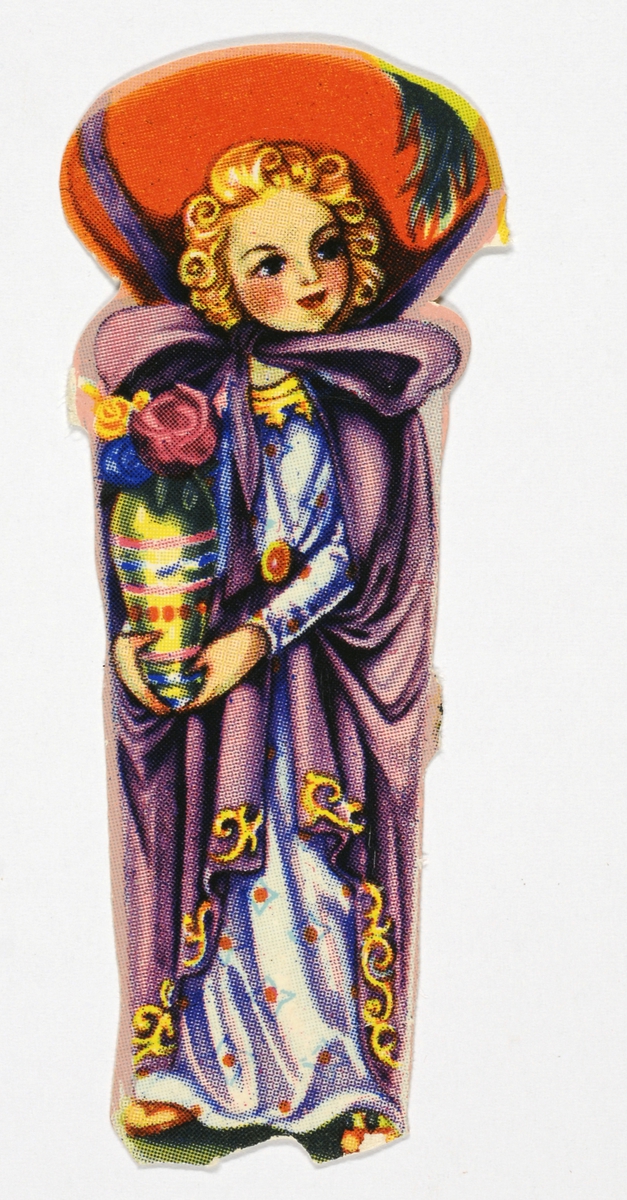 En dame som holder en vase fylt med blomster. Damen har en vidbremmet hatt på hodet og en vid og fotsid kappe rundt skuldrene. Hatten er festet med et langt sjerf som er knytt i halsen.
Under kappen har hun en fotsid langermet kjole.