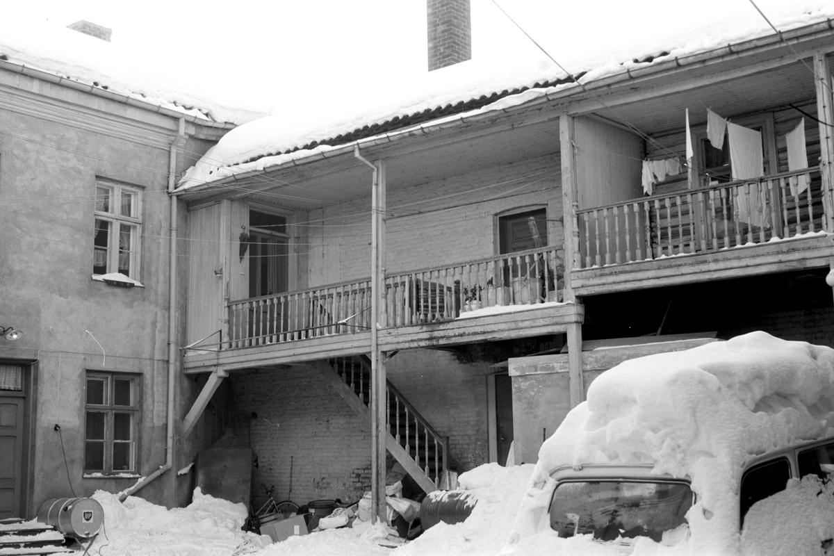 Åsgården i Hamar, bakgården, svalgang, vinter. 