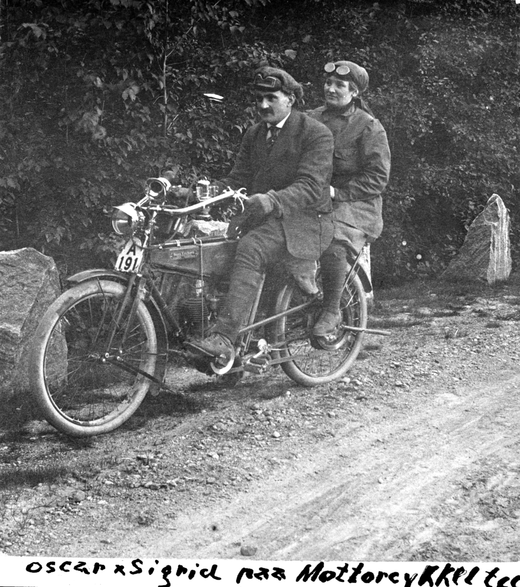 Oscar og Sigrid Mathisen på motorsykkeltur. 
Oscar Wilhelm Mathisen (født 4. oktober 1888, død 10. april 1954) var en norsk skøyteløper som representerte Kristiania Skøiteklubb.  Wanderer motorsykkel, modell ca. 1910. Reg.nr.  A-191.