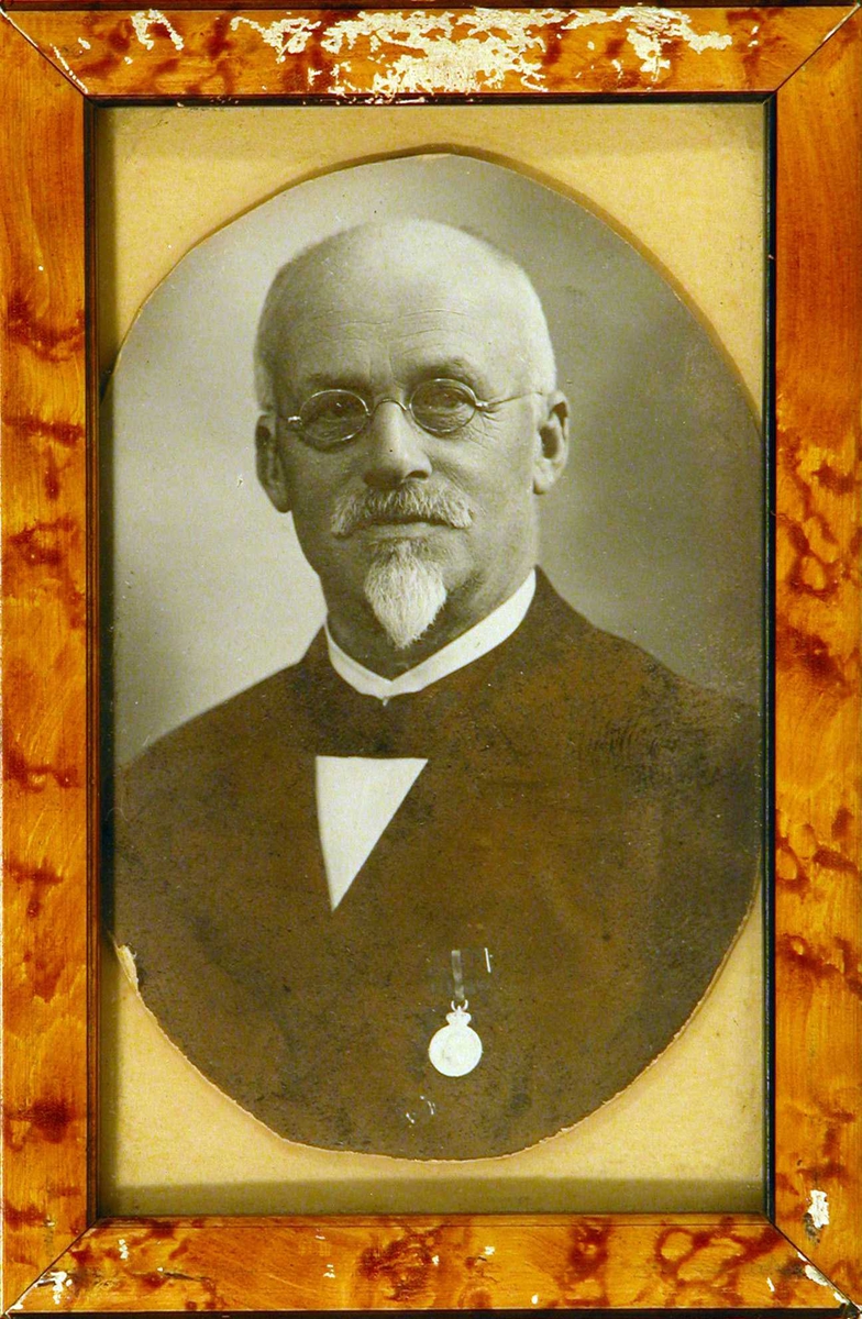 Portrett av O.A.Gulaker med medalje på brystet.