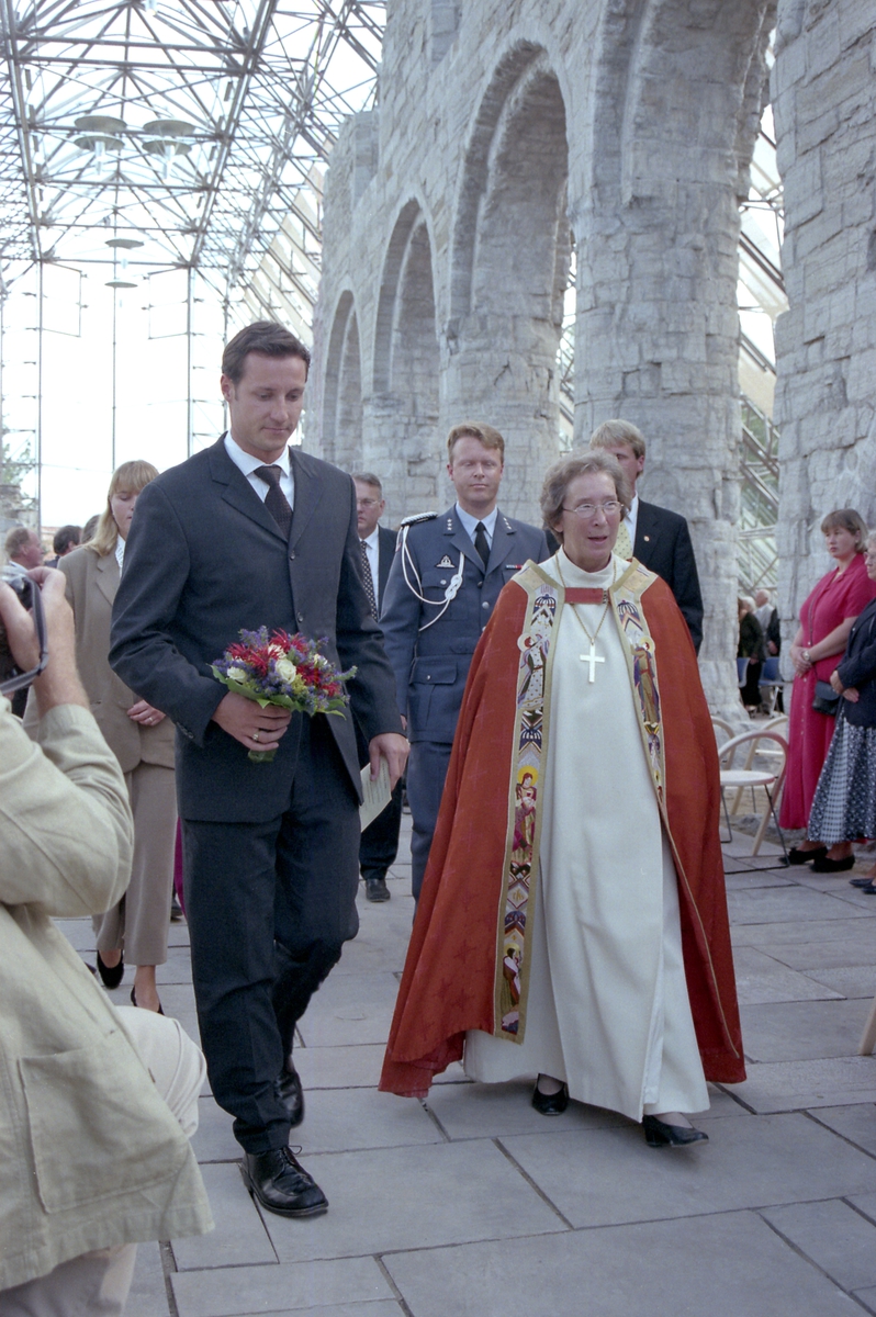 Åpning av vernebygget over Domkirkeruinen på Domkirkeodden, Hamardomen, 9. august 1998, kronprins Haakon Magnus og biskop Rosemarie Köhn