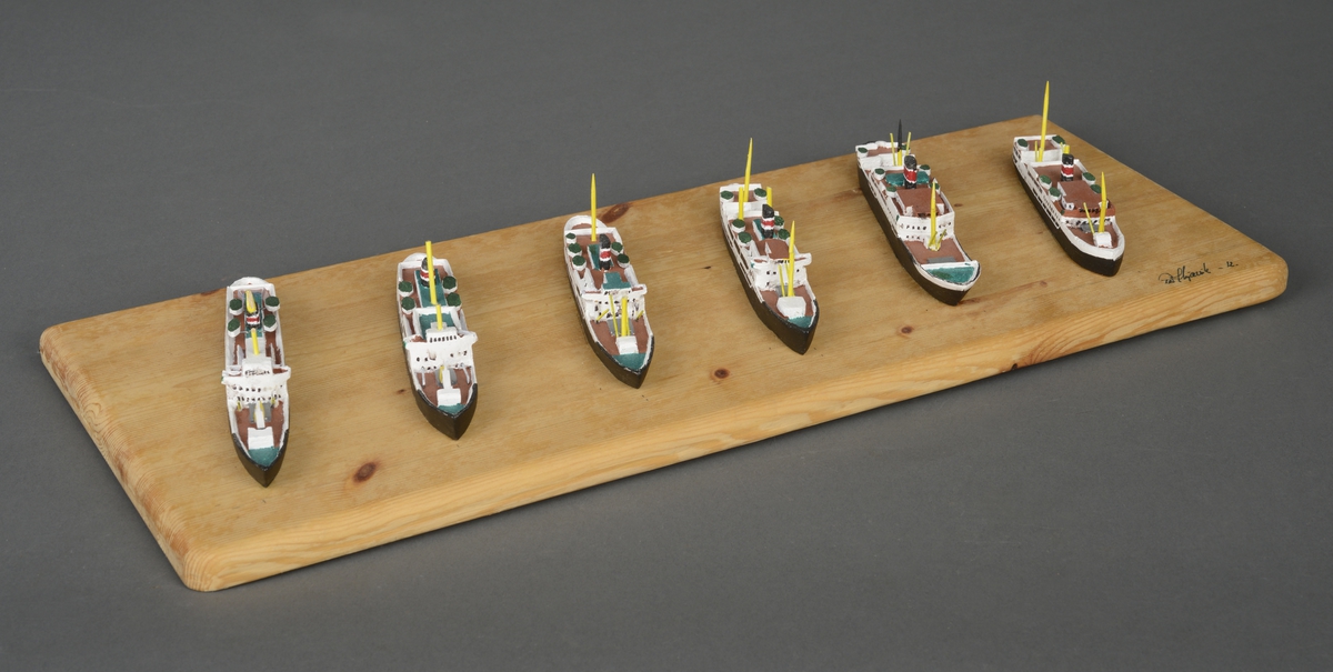 Seks små modeller av NFDS sine hurtigruteskip frem til 1960.