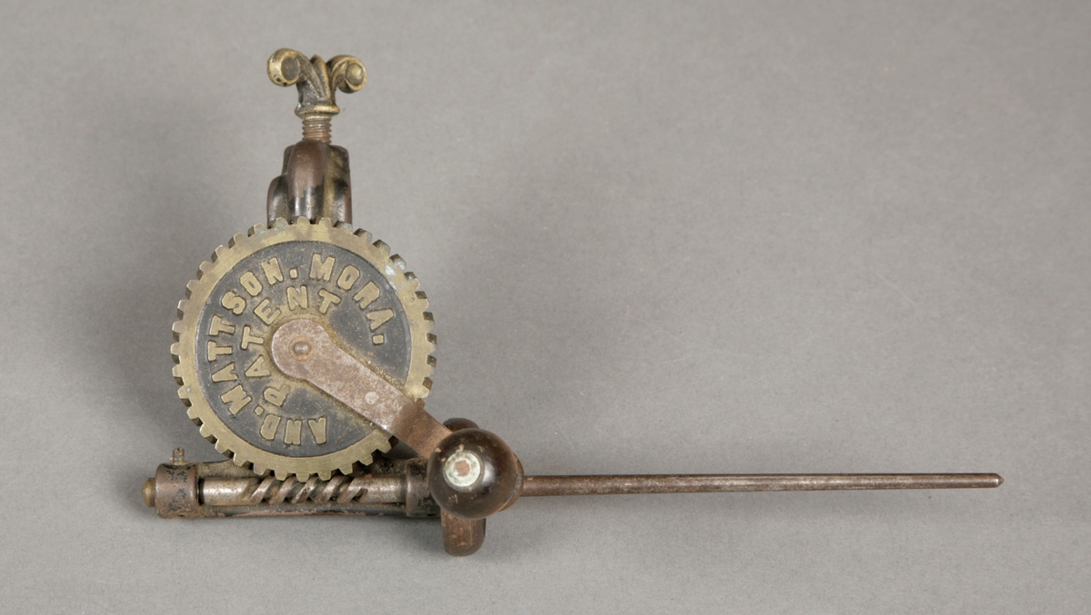 Spolemaskinen ble brukt til å spole garn til skyttelen som førte innslaget mellom renningstrådene i veven.