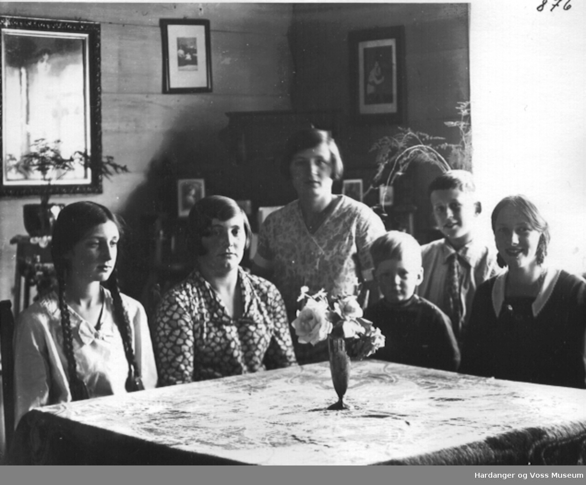 Fire jenter og to gutar inne i stova i Vallavik