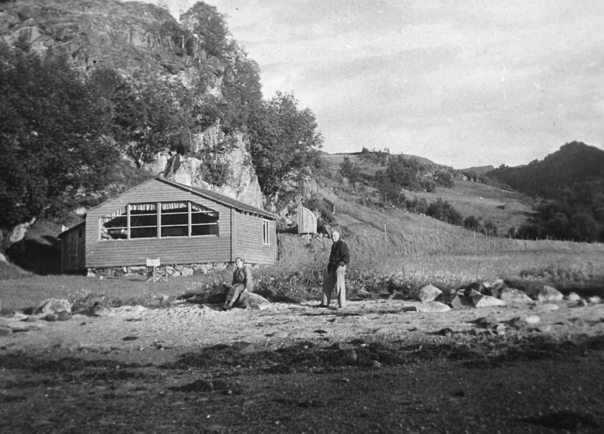 Gro og Olav Holm ved hytta si på Kyrping.