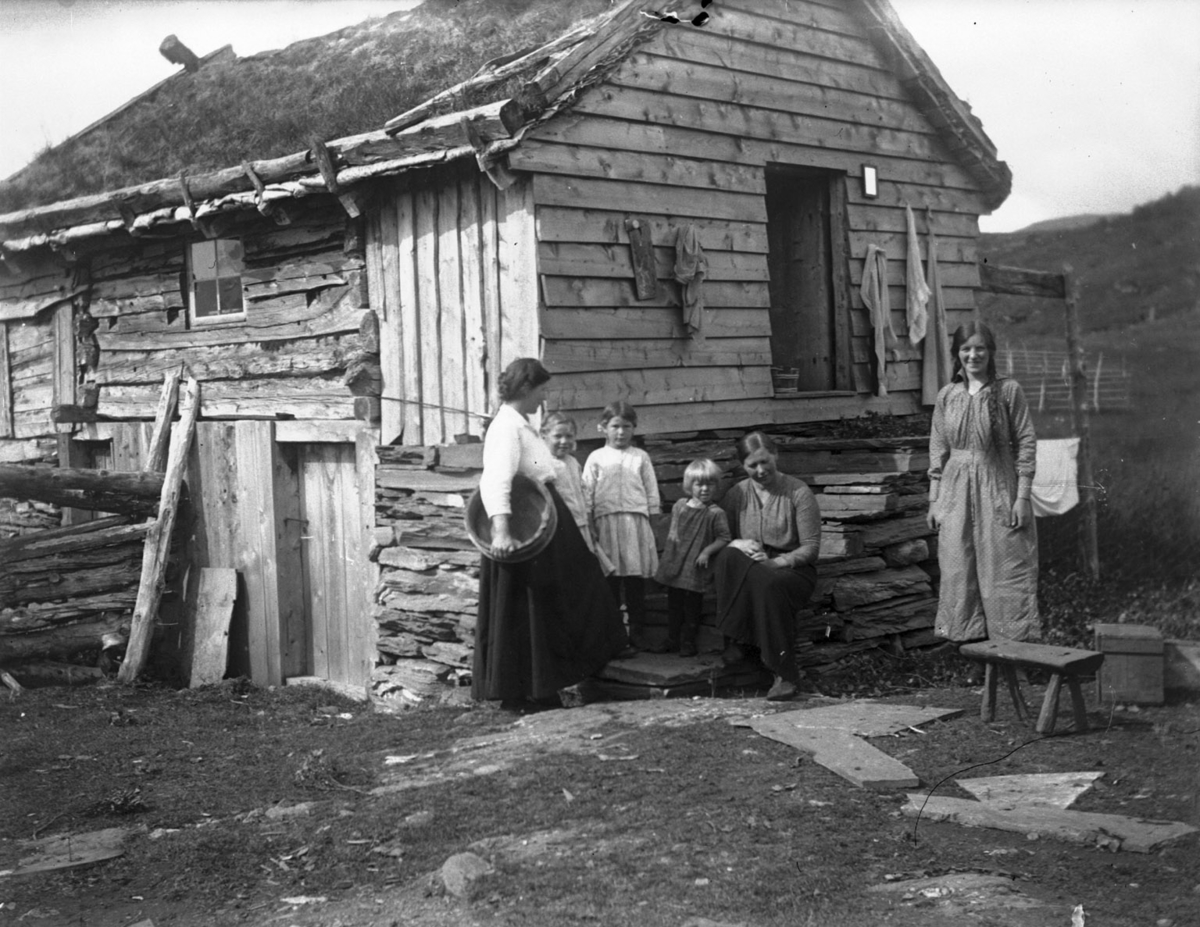 Gro Holm med vener ved eit stølshus i Granvinsfjellet 