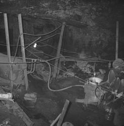 Oppføring av dam i gruva.
