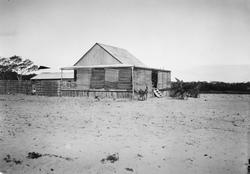 Mosambik 1914. Lagerbygning i bølgeblikk med terasse.