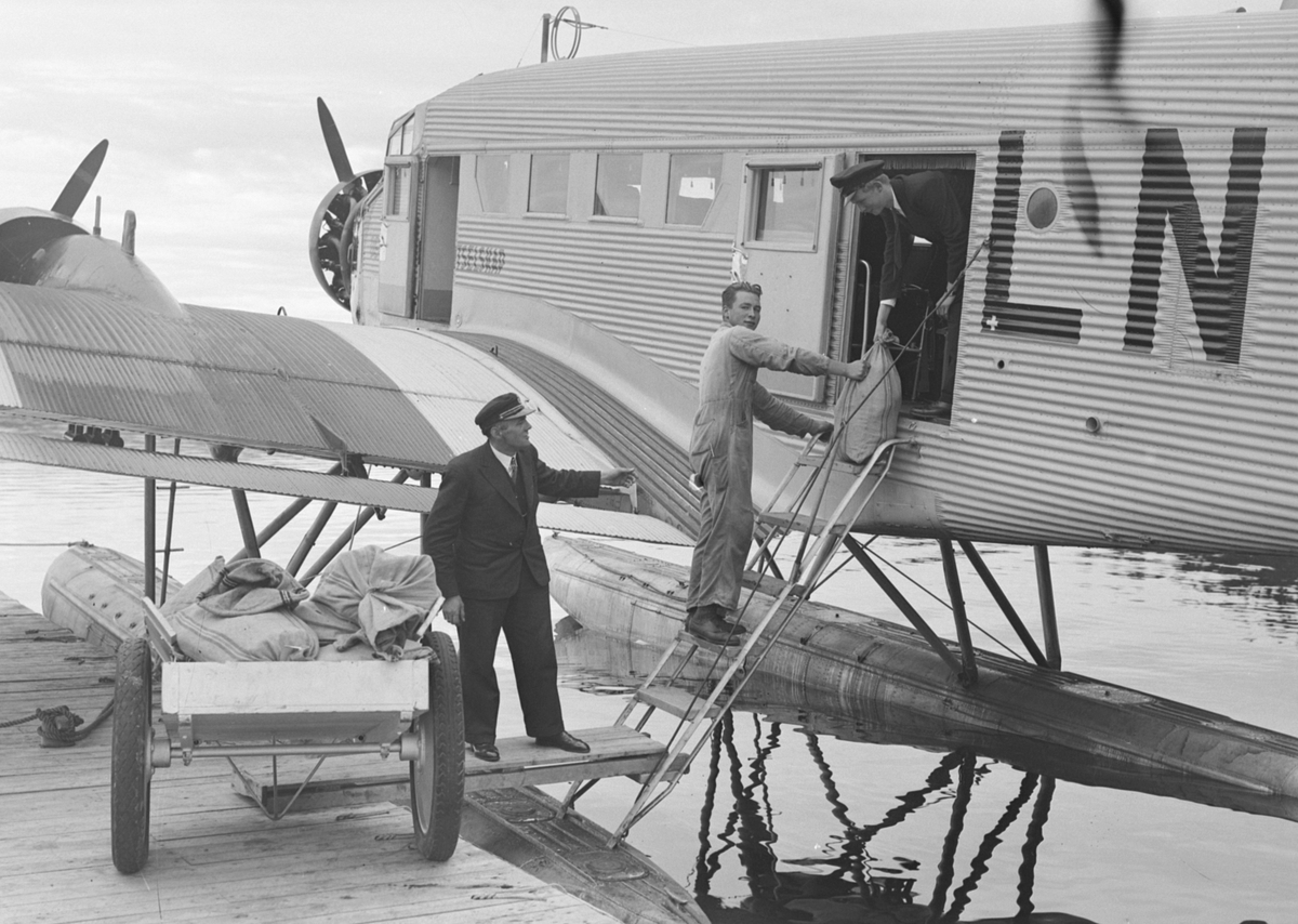 Ruteflyet Falken, Junkers Ju 52/3, på Jonsvannet. Postsekker lempes ut av flyet