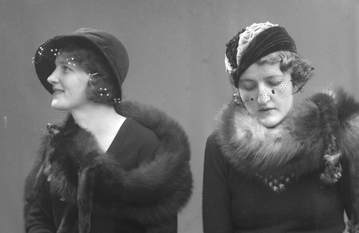 Damer med hatt og stola fotografert for Harald Hirsch moteforretning A/S