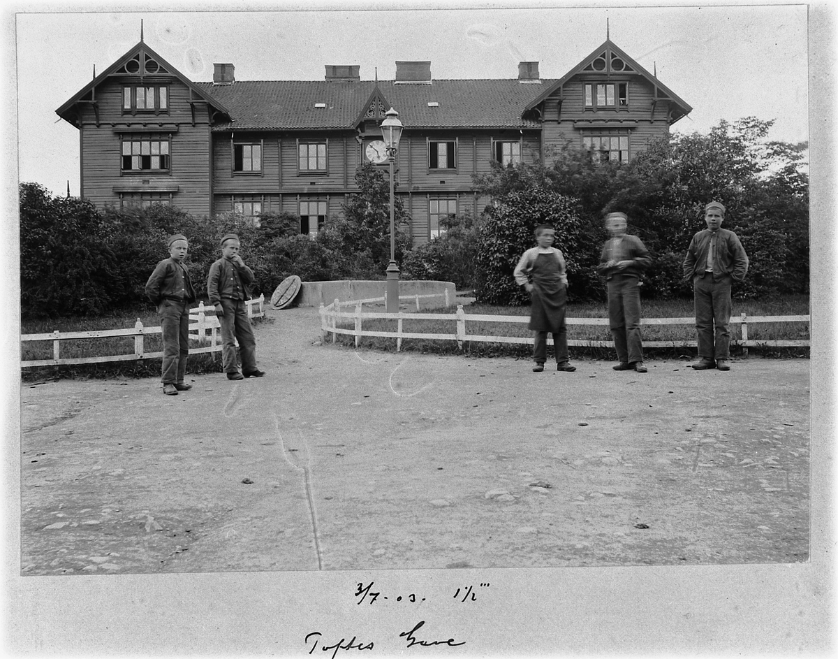 Gutter foran hovedbygningen på Toftes Gave, Nedre Sund, Helgøya den 3-7-1903.