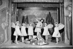 Barn fra Døveskolen oppfører "Rødhette"