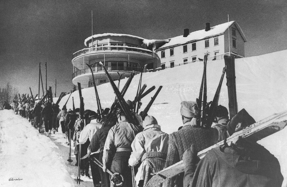Skiløpere på vei opp mot Lian restaurant