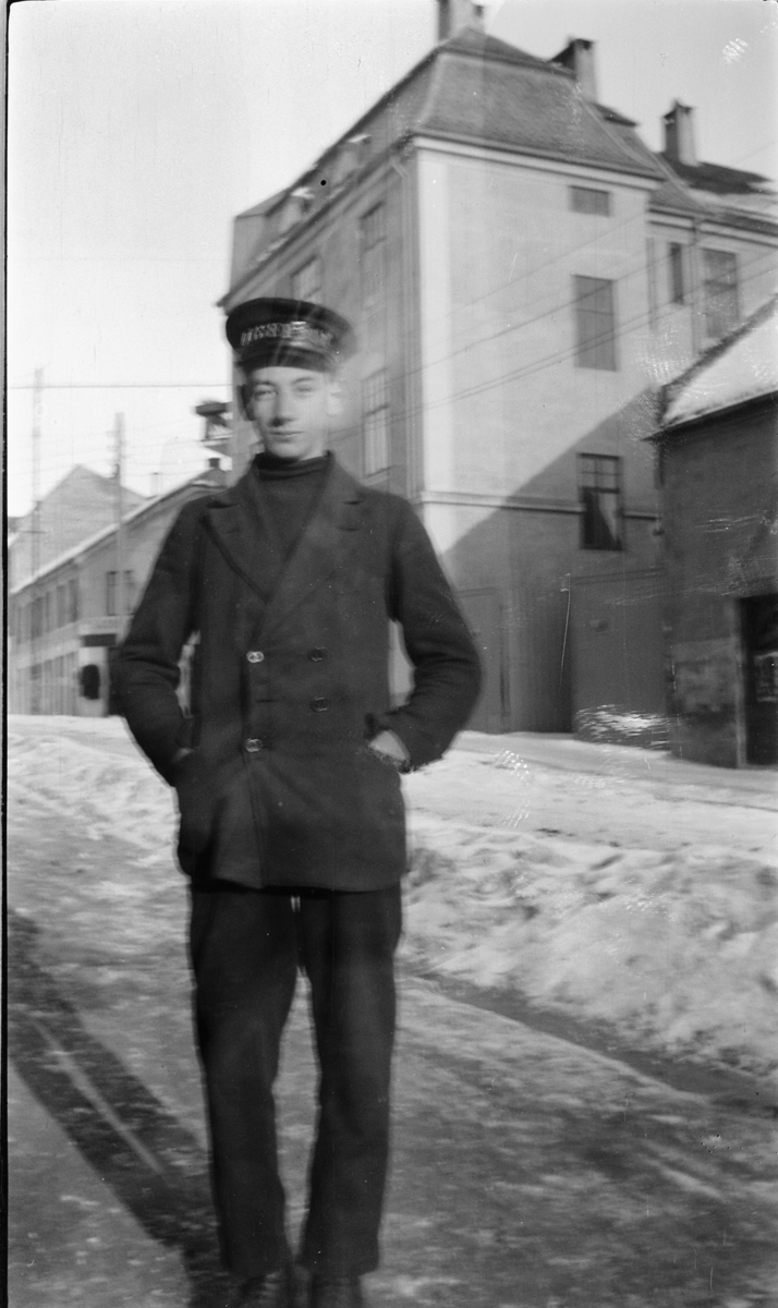 Ukjent gutt med viserguttlue, Vangsvegen, Hamar. Godagergården i bakgrunnen. Ca 1916-1925. 