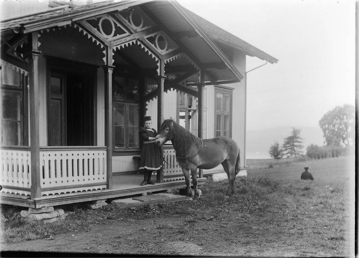 Ringsaker, Ring, Karen Helene Kristofferdatter Horne (1883-1963) med hest utenfor hovedbygningen på Østre Fjølstad, (datter til fotografen)
