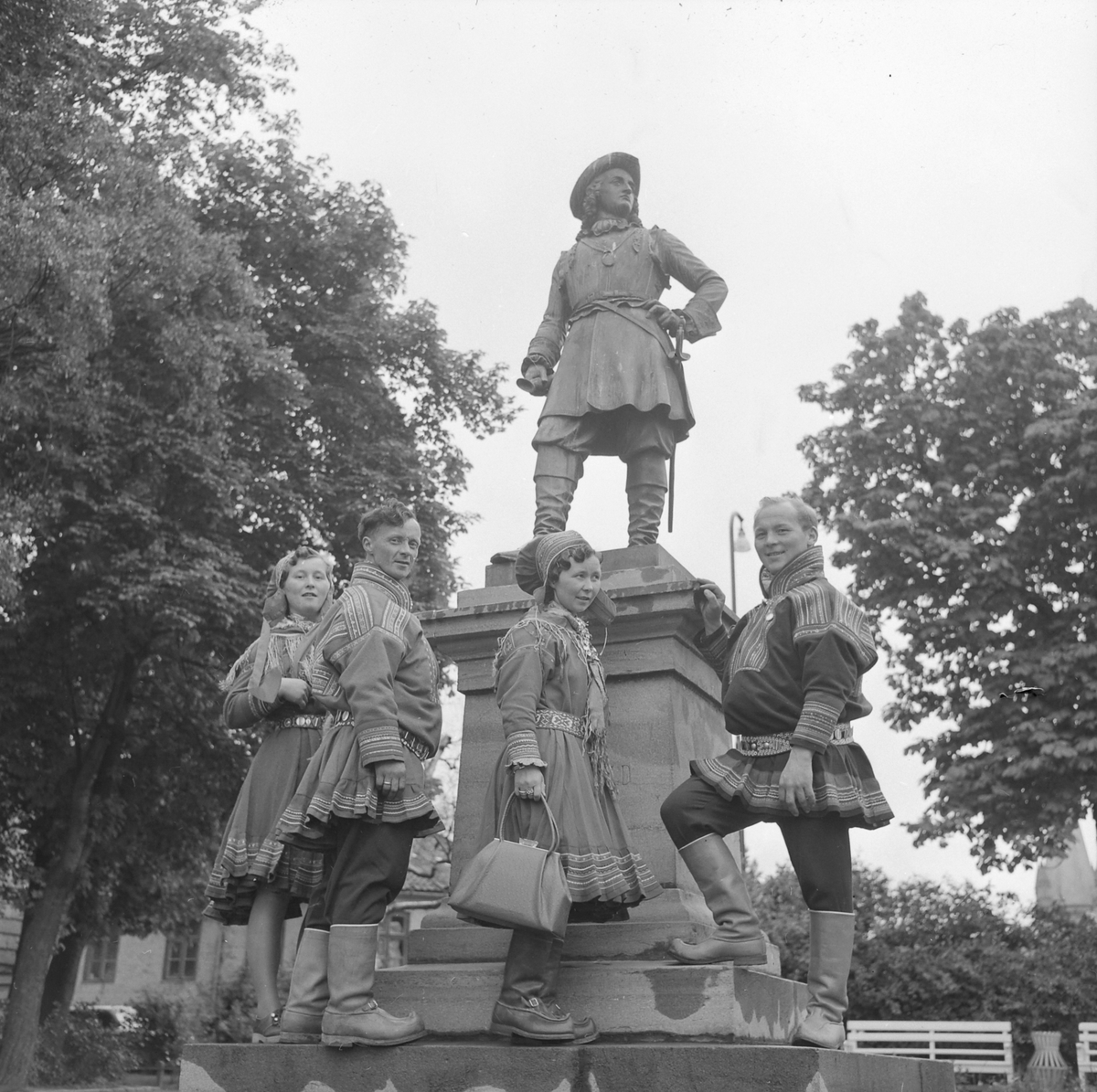 Samer ved statuen av Tordenskiold i forbindelse med landsmøtet i Trondheim 1957