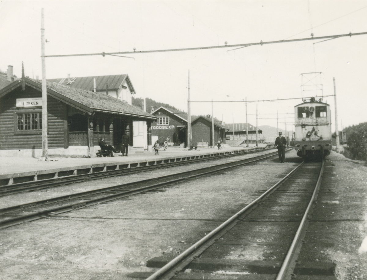Løkken stasjon med stasjonsbetjening og togpersonell.