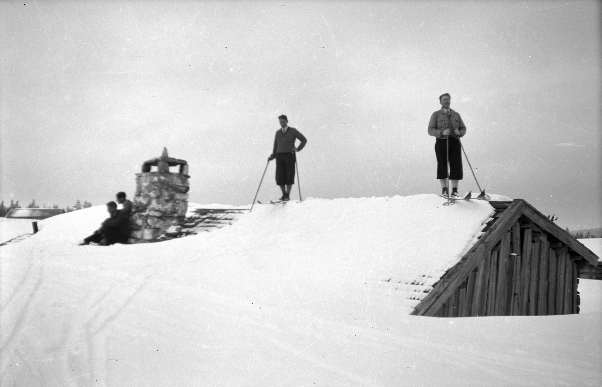 Vinter, ukjente menn på hyttetak