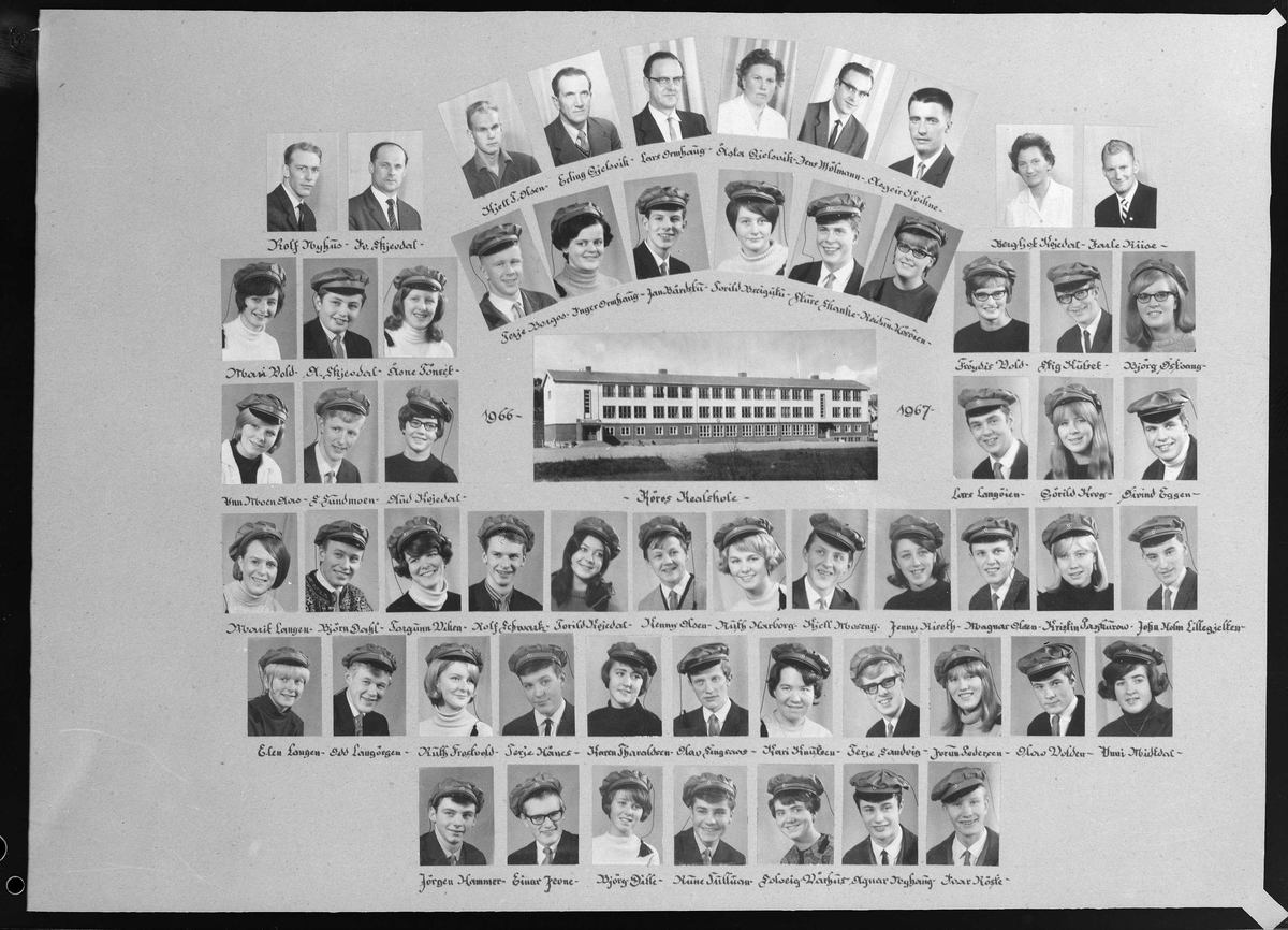 Klassebilde av avgangselever ved Røros realskole 1966-1967