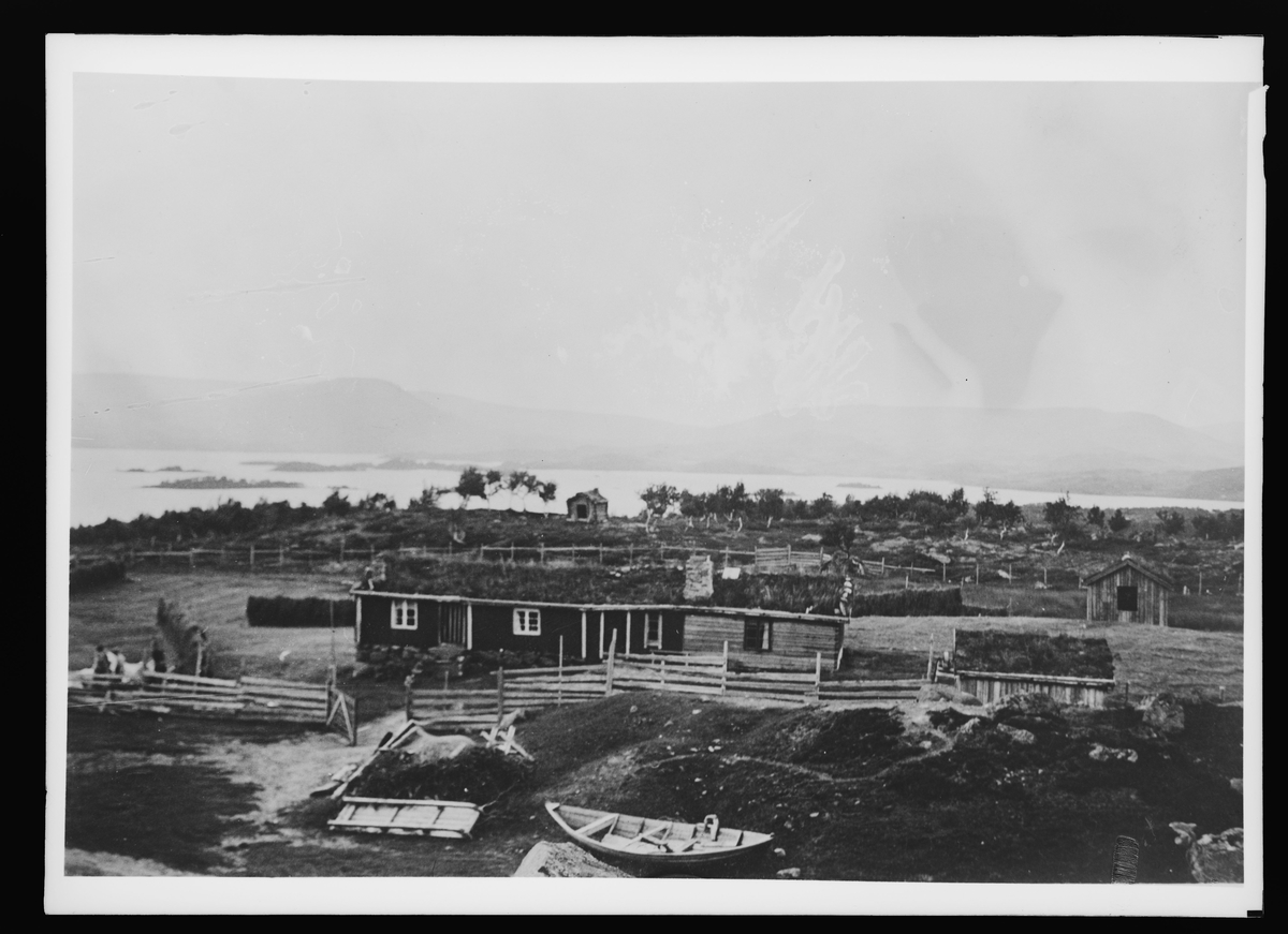 Oversiktsbilde av setervoll med seterstue og driftsbygninger på Morkavollen ved Øyungen, Holtålen. Reproduksjon
