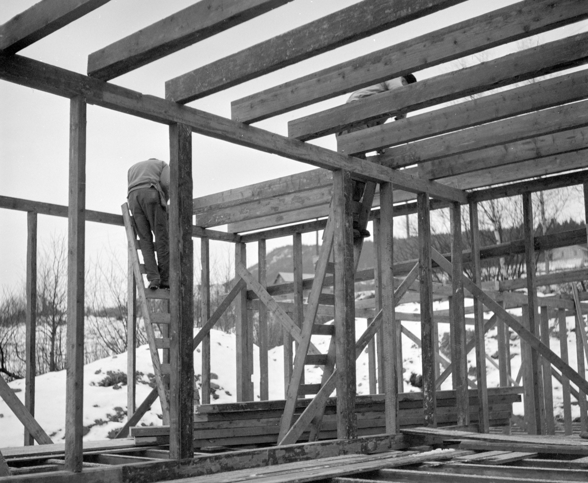 Otto Olsen, bygging av hus, Brumunddal.  Boligbygging. Reisverk. 1968. 