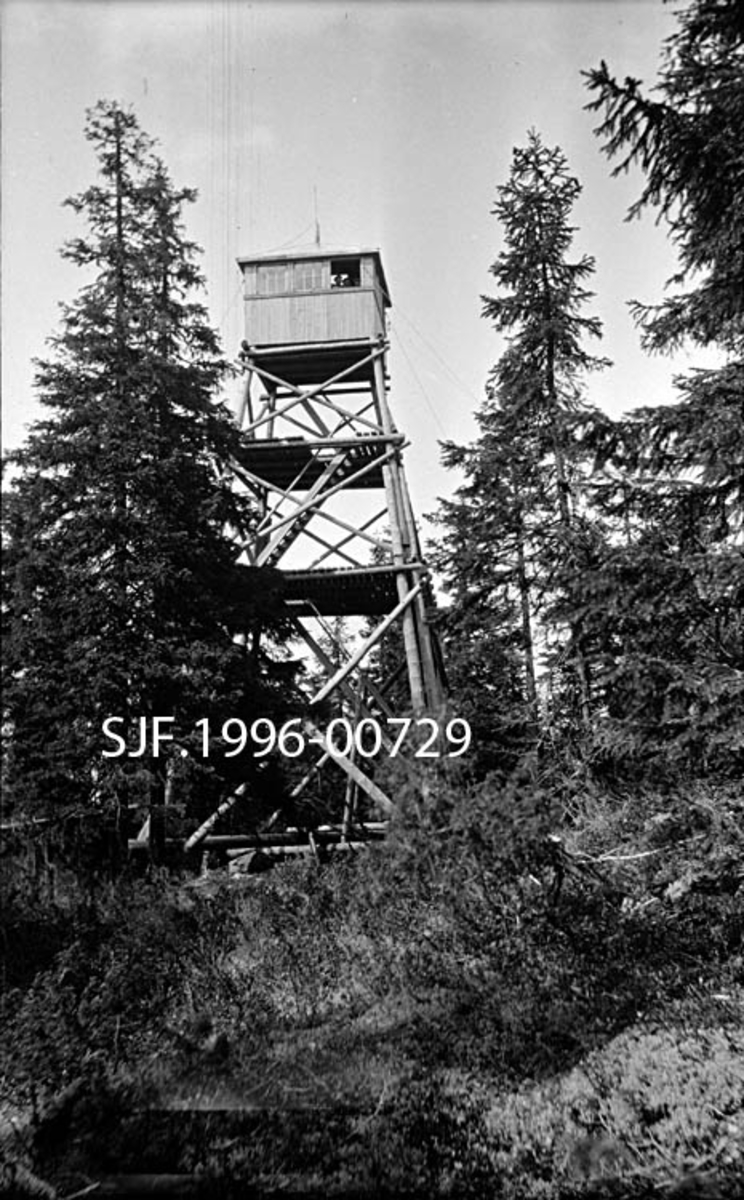 Brannvaktårnet ved Lundbergseteter fotografert i 1936.  Fotografiet viser et stolpetårn av vanlig type.  Tårnet har noenlunde kvadratisk grunnplan.  Det er bygd av stolper som er reist i en bratt, pyramidal form med stolpekryss i tre nivåer på alle fire sider som avstiving.  Adkomsten til utkikkshytta på toppen skjedde via stiger og to horisontale plattformer.  Hytta var en bordkledd bindingsverkskonstruksjon med tettstilte vinduer i alle himmelretninger, og med pyramidetak med lynavleder på toppen.  Tårnet ble bygd på et høgdedrag med litt glissen barskog. 