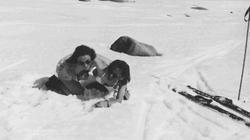 To lettkledte damer lekeslåss i skisporet.  Hedvig Syverstad