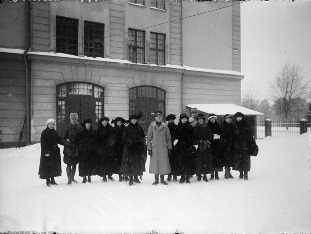 Grupporträtt framför byggnad i Boden, 1924.