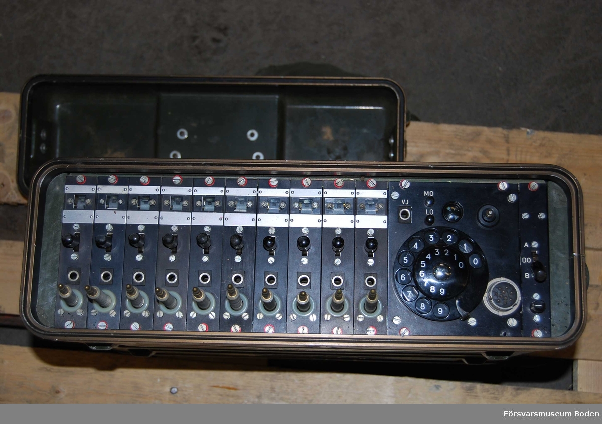 Med bärremmar. Handmikrotelefon förvaras i fodral inuti ett av de båda locken. Funktionskontrollerad 1992 enligt medföljande kontrollapp.