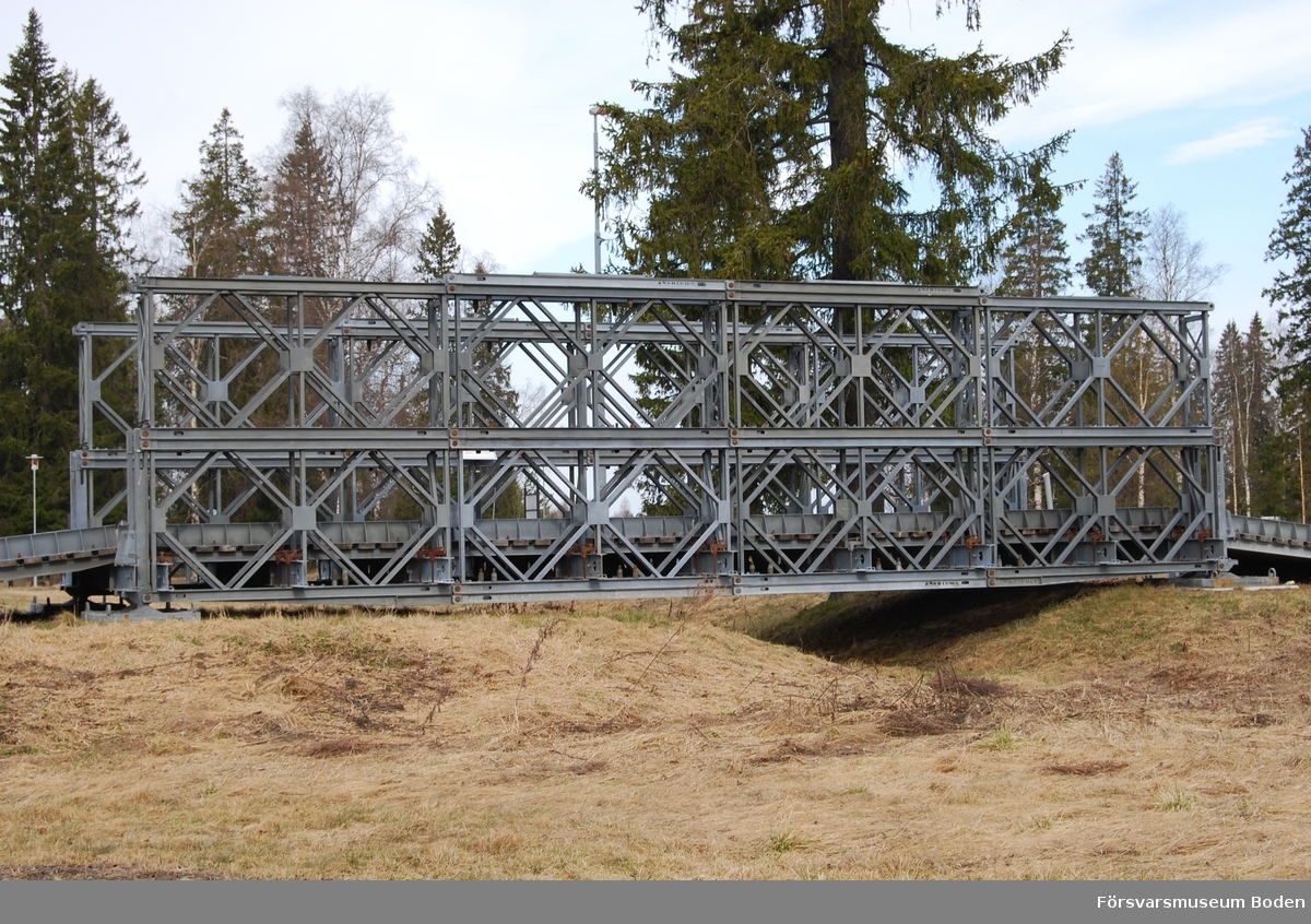 Uppbyggd med fyra ramar på längden samt två i bredd och två på höjden på respektive sida (benämnd dubbel-dubbel bro). De enskilda ramarna har måtten 3,05 x 1,55 meter och väger 267 kg.