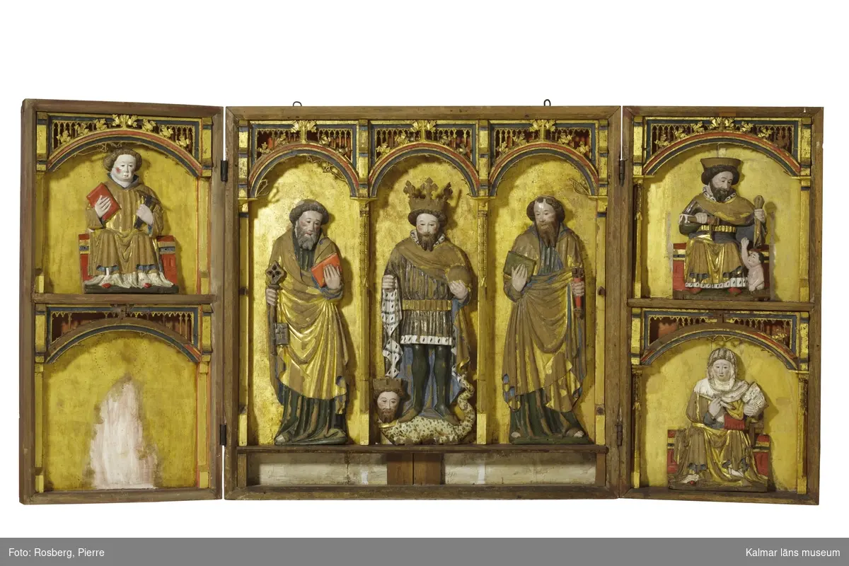 KLM 39477 Altarskåp av ek. Triptyk, skåpets vänstra flygel (sett från betraktaren) är rekonstruerad. Korpus höjd 116 cm, bredd 116 cm, djup 12 cm. I korpus finns tre skulpturer, i mitten Sankt Olof flankerad av apostlarna Petrus och Paulus. Varje dörr är avsedd för två reliefer placerade i nischer över varandra, en av relieferna är den heliga Birgitta. En relief saknas. Dateras till omkring 1450. Uppgift om vilken kyrka den tillhört, saknas.