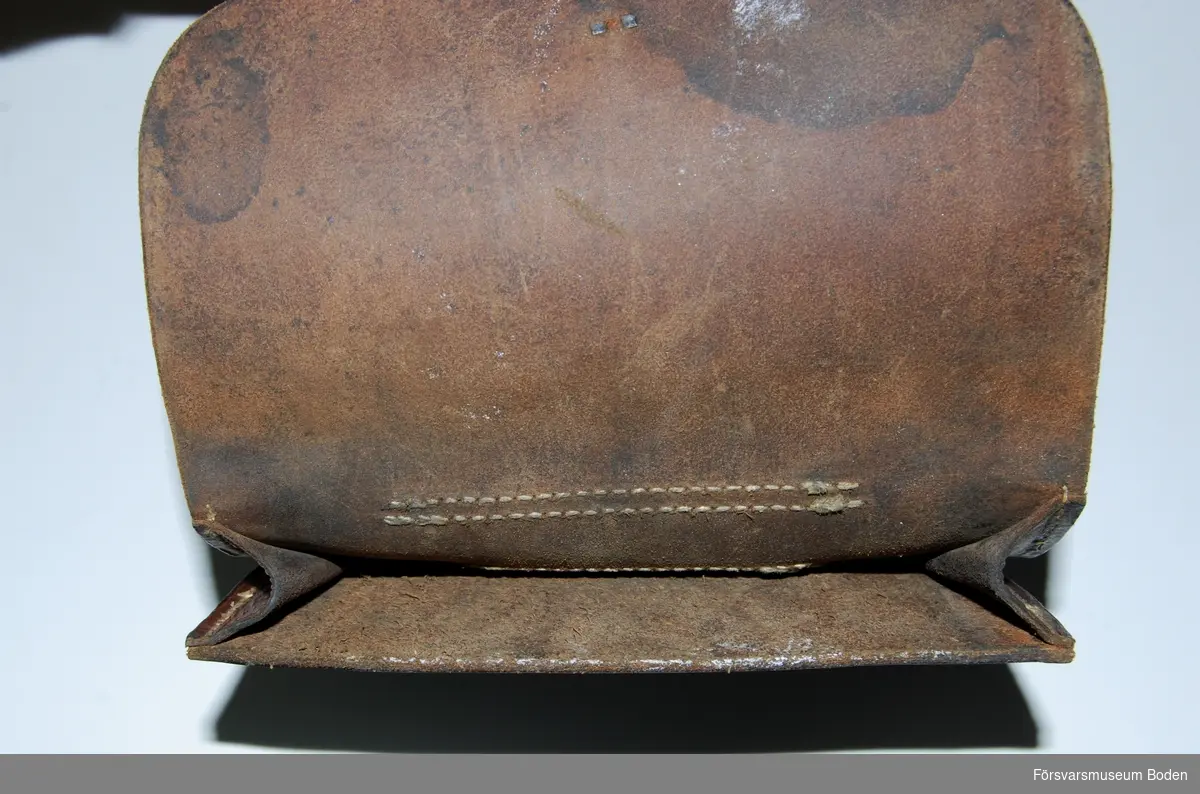 Väska 19 x 21 x 5 cm av brunt läder avsedd att bäras på livrem. Tre kronor-stämpel på locket.