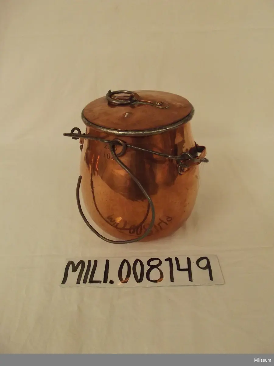 Kokkärl m/ä 1894 av koppar 
Består av en dricksflaska m/1819 som försetts med bygel och krok.